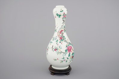 Un vase de forme de poire &eacute;long&eacute;e en porcelaine de Chine famille rose au perroquet branch&eacute;, 19&egrave;me