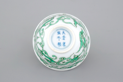 Une tasse &agrave; vin en porcelaine de Chine au dragon, 19/20&egrave;me