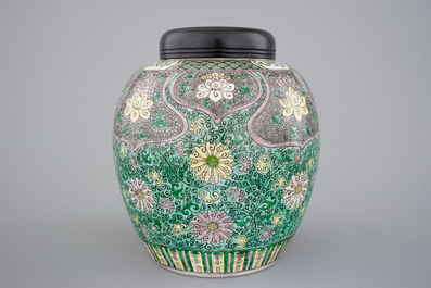 Un pot &agrave; gingembre en emaille sur biscuit, famille verte, Kangxi, ca. 1700