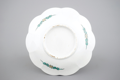 Een Japans Kakiemon porseleinen gelobd bord, 17/18e eeuw