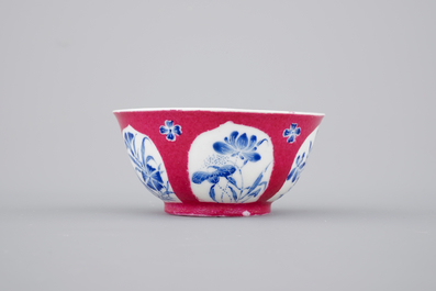 Une tasse et soucoupe en porcelaine de Chine famille rose rubis et bleu rehaut, Yongzheng, 1722-1735