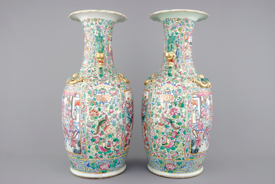 Une paire de vases de grande taille en porcelaine de Chine famille rose, 19&egrave;me