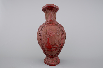 Un grand vase en lacque de Chine, marque dor&eacute; de Qianlong, 18&egrave;me