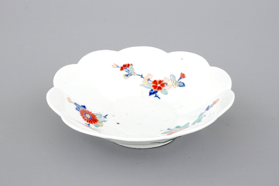 Een Japans Kakiemon porseleinen gelobd bord, 17/18e eeuw