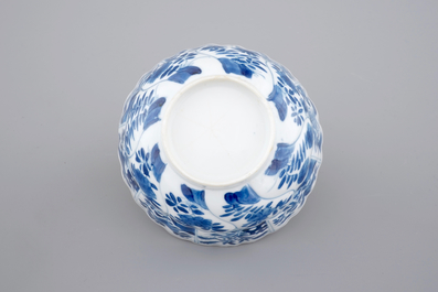 Un bol en porcelaine de Chine au d&eacute;cor floral, Kangxi, ca. 1700