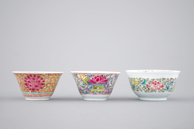 Trois tasses et soucoupes en porcelaine de Chine famille rose, Yongzheng et Qianlong, 18&egrave;me