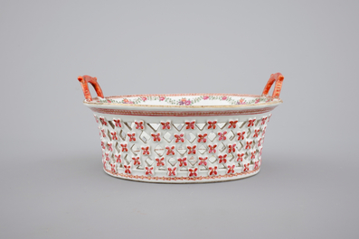 Un panier ajour sur son pr&eacute;sentoir, porcelaine de Chine famille rose, Qianlong, 18&egrave;me