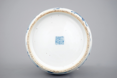 Un vase en porcelaine de Chine bleu et blanc aux guerriers, 19&egrave;me