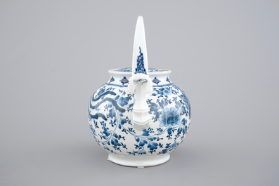 Un pot &agrave; sak&eacute; en porcelaine bleu et blanc d'Arita, Japon, 17/18&egrave;me