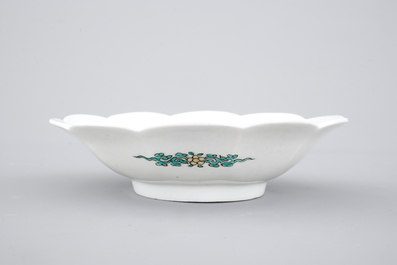Een Japans Kakiemon porseleinen gelobd bord, 17/18e eeuw