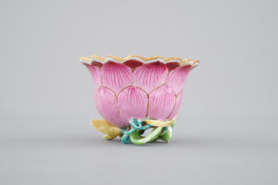 Une tasse et soucoupe en porcelaine de Chine famille rose de forme lotus, &eacute;poque Yongzheng, 1722-1735