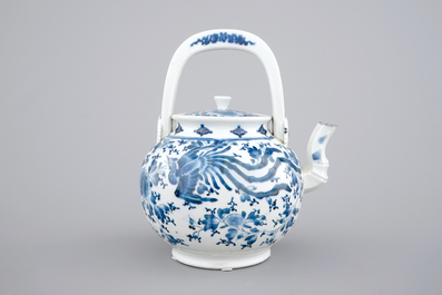 Un pot &agrave; sak&eacute; en porcelaine bleu et blanc d'Arita, Japon, 17/18&egrave;me