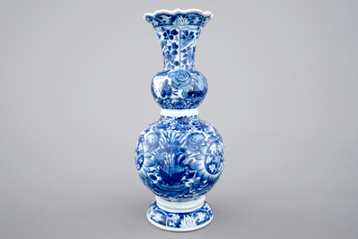 Un vase double gourde en porcelaine de Chine, d&eacute;cor aux papillons, Kangxi, ca. 1700