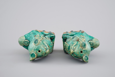 Deux mod&egrave;les chinois de chiens de foo en turquoise monochrome, 17/18&egrave;me