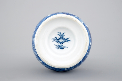 Un vase double gourde en porcelaine de Chine, d&eacute;cor aux papillons, Kangxi, ca. 1700