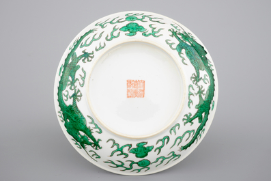A Chinese famille verte porcelain saucer plate with a dragon, 19/20th C.