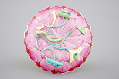 Une tasse et soucoupe en porcelaine de Chine famille rose de forme lotus, &eacute;poque Yongzheng, 1722-1735
