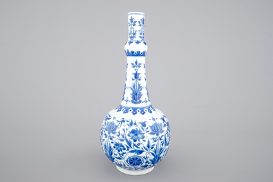 Un vase bouteille en porcelaine de Chine bleu et blanc au d&eacute;cor floral, &eacute;poque Transition, 17&egrave;me