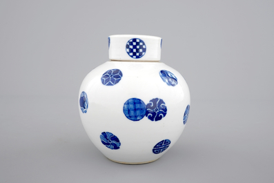 Un pot globulaire et son couvercle en porcelaine de Chine bleu et blanc, d&eacute;but 19&egrave;me