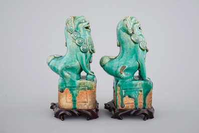 Deux mod&egrave;les chinois de chiens de foo en turquoise monochrome, 17/18&egrave;me