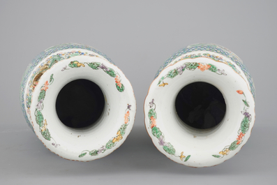 Une paire de vases en porcelaine de Chine famille verte de Canton, 19&egrave;me