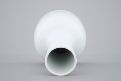 A Chinese white monochrome Dehua blanc de Chine mallet-shaped vase, Kangxi mark, 18/19th C.