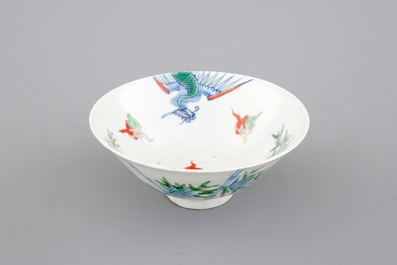 Een Chinees porseleinen doucai kom met een phoenix, 19e eeuw