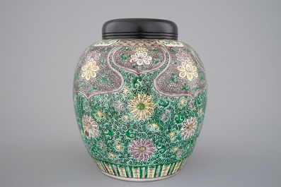 Un pot &agrave; gingembre en emaille sur biscuit, famille verte, Kangxi, ca. 1700