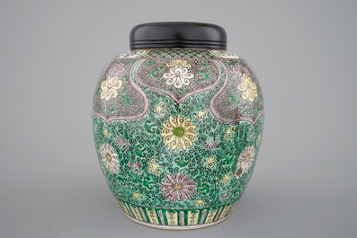 Un pot &agrave; gingembre en emaille sur biscuit, famille verte, Kangxi, ca. 1700