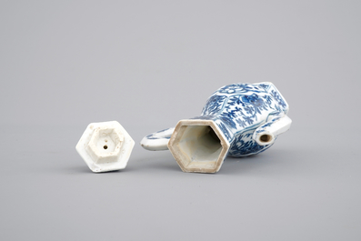 Une verseuse en porcelaine de Chine bleu et blanc pour le march&eacute; islamique, Kangxi, ca. 1700
