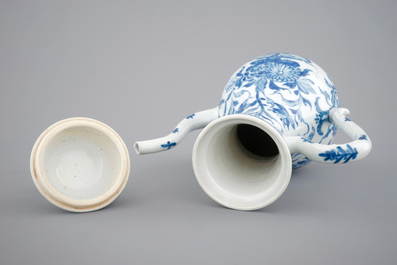 Une grande verseuse et son couvercle en porcelaine de Chine bleu et blanc, Kangxi, ca. 1700