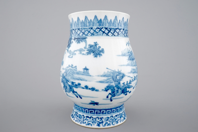 Un vase en porcelaine de Chine bleu et blanc aux guerriers, 19&egrave;me