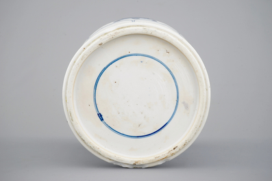 Un grand vase balustre en porcelaine de Chine, Kangxi, ca. 1700