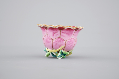 Une tasse et soucoupe en porcelaine de Chine famille rose de forme lotus, &eacute;poque Yongzheng, 1722-1735