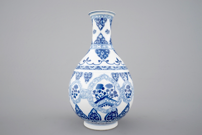 Un vase en forme de poire en porcelaine de Chine bleu et blanc, Kangxi, ca. 1700