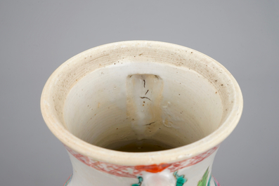 Une aigui&egrave;re et son couvercle en porcelaine de Chine famille rose, 18&egrave;me