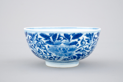 Un bol en porcelaine de Chine bleu et blanc au d&eacute;cor floral, 19/20&egrave;me