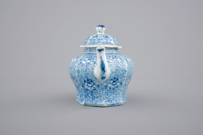 Une th&eacute;i&egrave;re en porcelaine de Chine, &eacute;poque Kangxi, ca. 1700