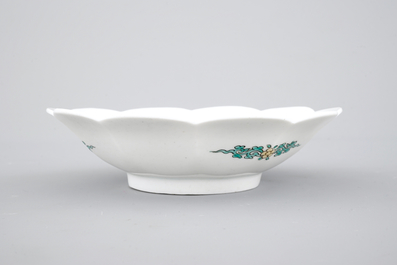 Een Japans Kakiemon porseleinen gelobd bord, 17/18e eeuw