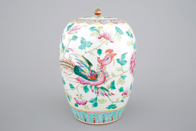 Un pot &agrave; gingembre en porcelaine de Chine famille rose, 19&egrave;me