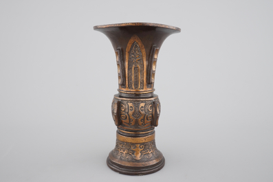 Un vase chinois en bronze partiellement dor&eacute; de forme gu, 17/18&egrave;me