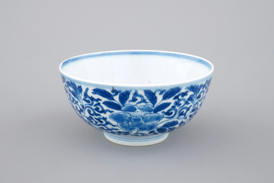 Un bol en porcelaine de Chine bleu et blanc au d&eacute;cor floral, 19/20&egrave;me