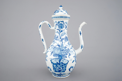Une grande verseuse et son couvercle en porcelaine de Chine bleu et blanc, Kangxi, ca. 1700