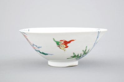 Een Chinees porseleinen doucai kom met een phoenix, 19e eeuw