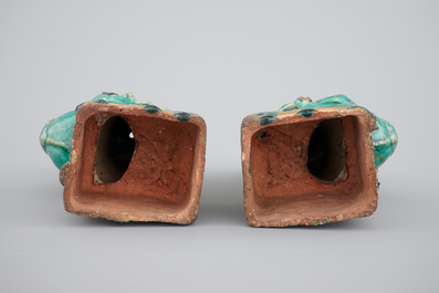 Deux mod&egrave;les chinois de chiens de foo en turquoise monochrome, 17/18&egrave;me