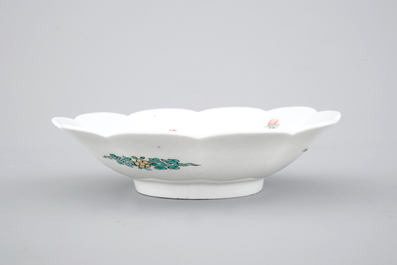 Een Japans Kakiemon porseleinen gelobd bord, 17/18e eeuw
