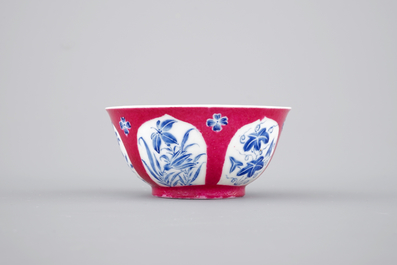 Une tasse et soucoupe en porcelaine de Chine famille rose rubis et bleu rehaut, Yongzheng, 1722-1735