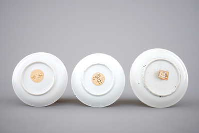 Trois tasses et soucoupes en porcelaine de Chine famille rose, Yongzheng et Qianlong, 18&egrave;me
