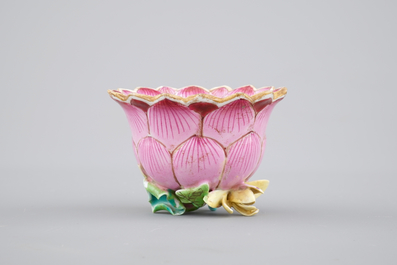 Une tasse et soucoupe en porcelaine de Chine famille rose de forme lotus, &eacute;poque Yongzheng, 1722-1735