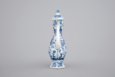 Une verseuse en porcelaine de Chine bleu et blanc pour le march&eacute; islamique, Kangxi, ca. 1700